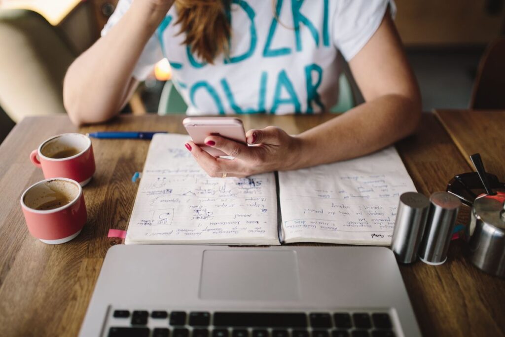 Young woman working in a cafe Stock Free