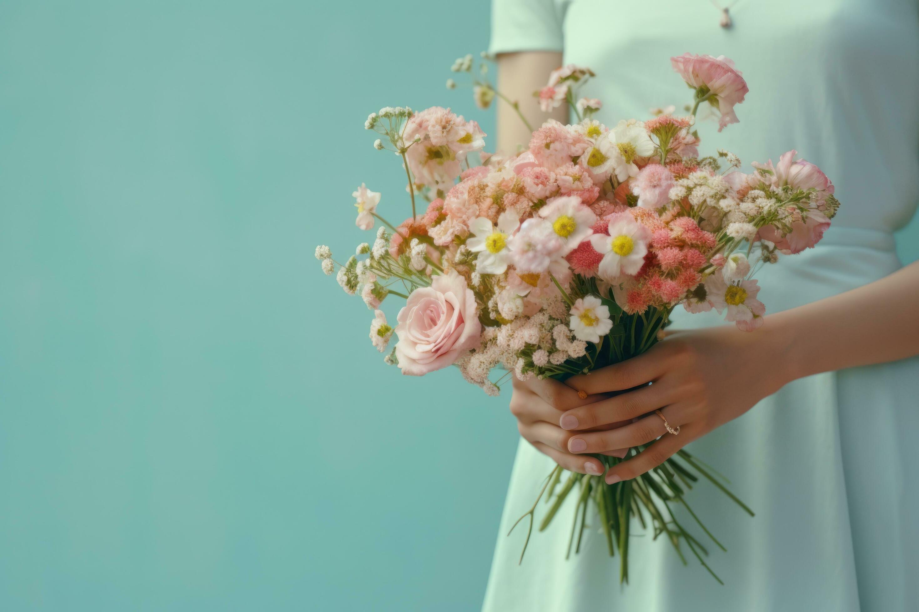 Woman holding flower bouquet Stock Free