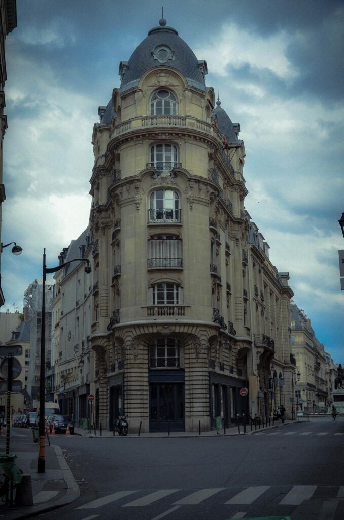 the ancient palaces in the streets of the center of Paris, the crossroads in the center of Paris Stock Free