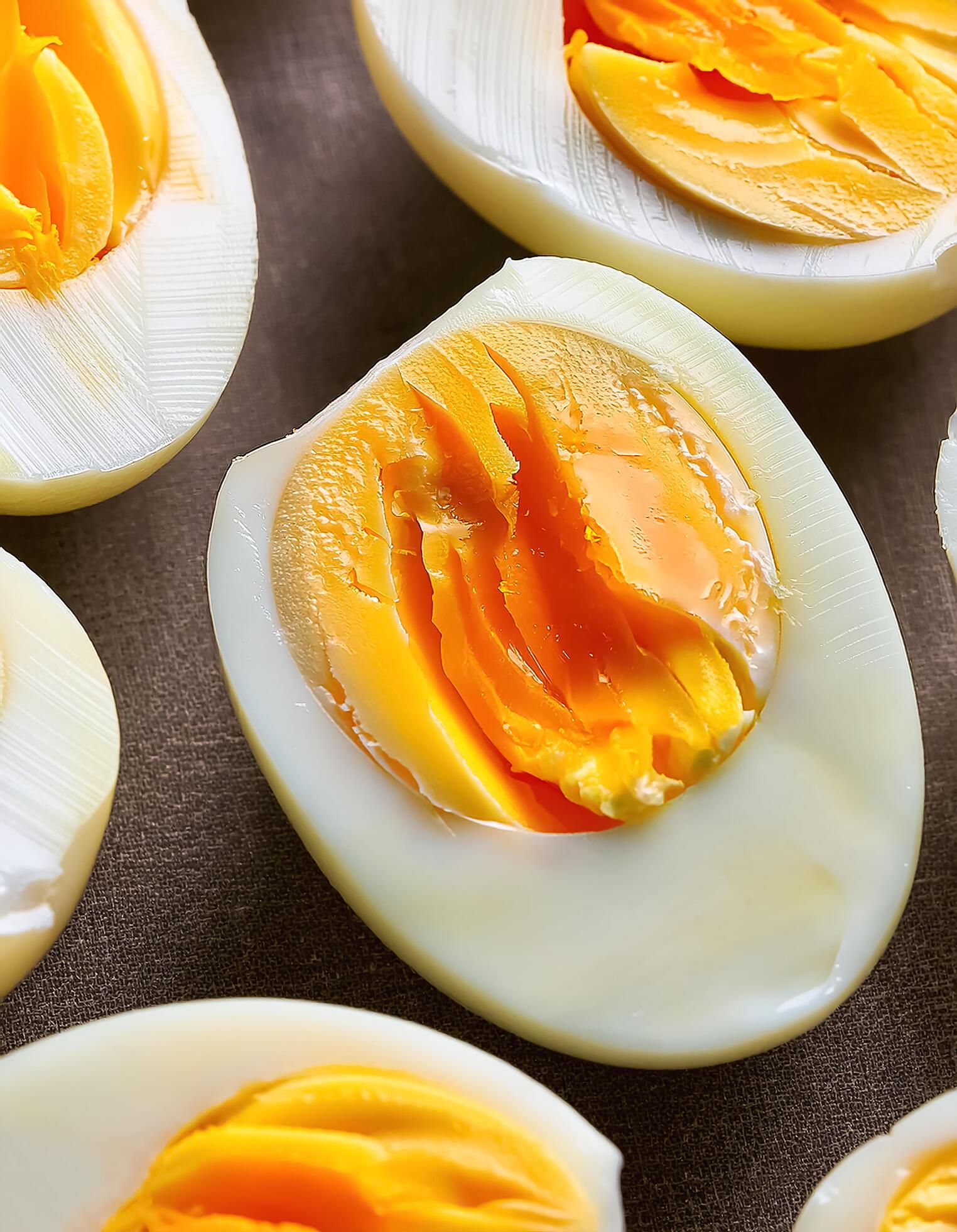 Photo a boiled egg. Pattern texture background. Stock Free