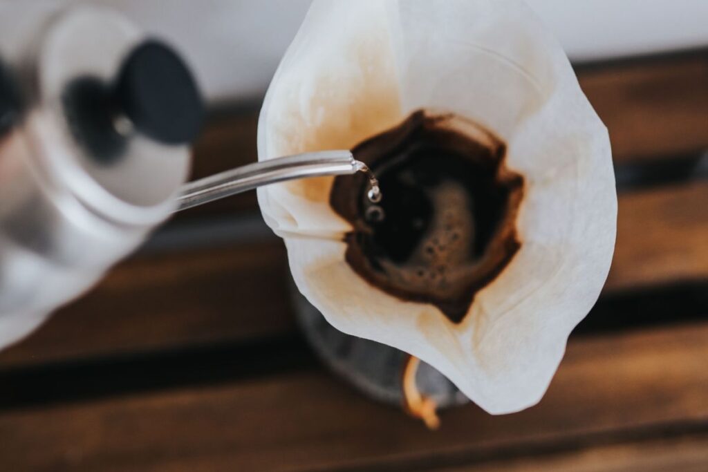 
									Pouring hot water in Chemex Stock Free