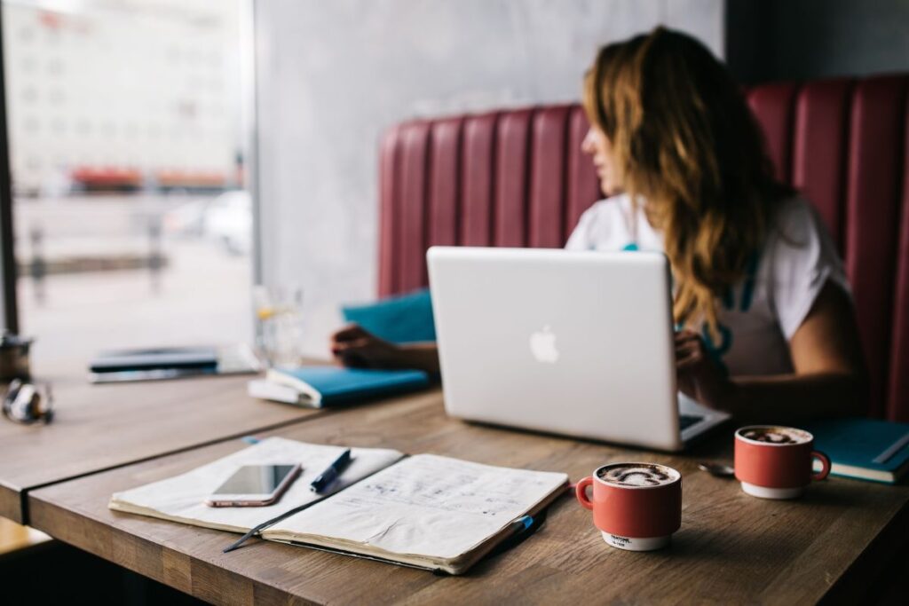 Young woman working in a cafe Stock Free