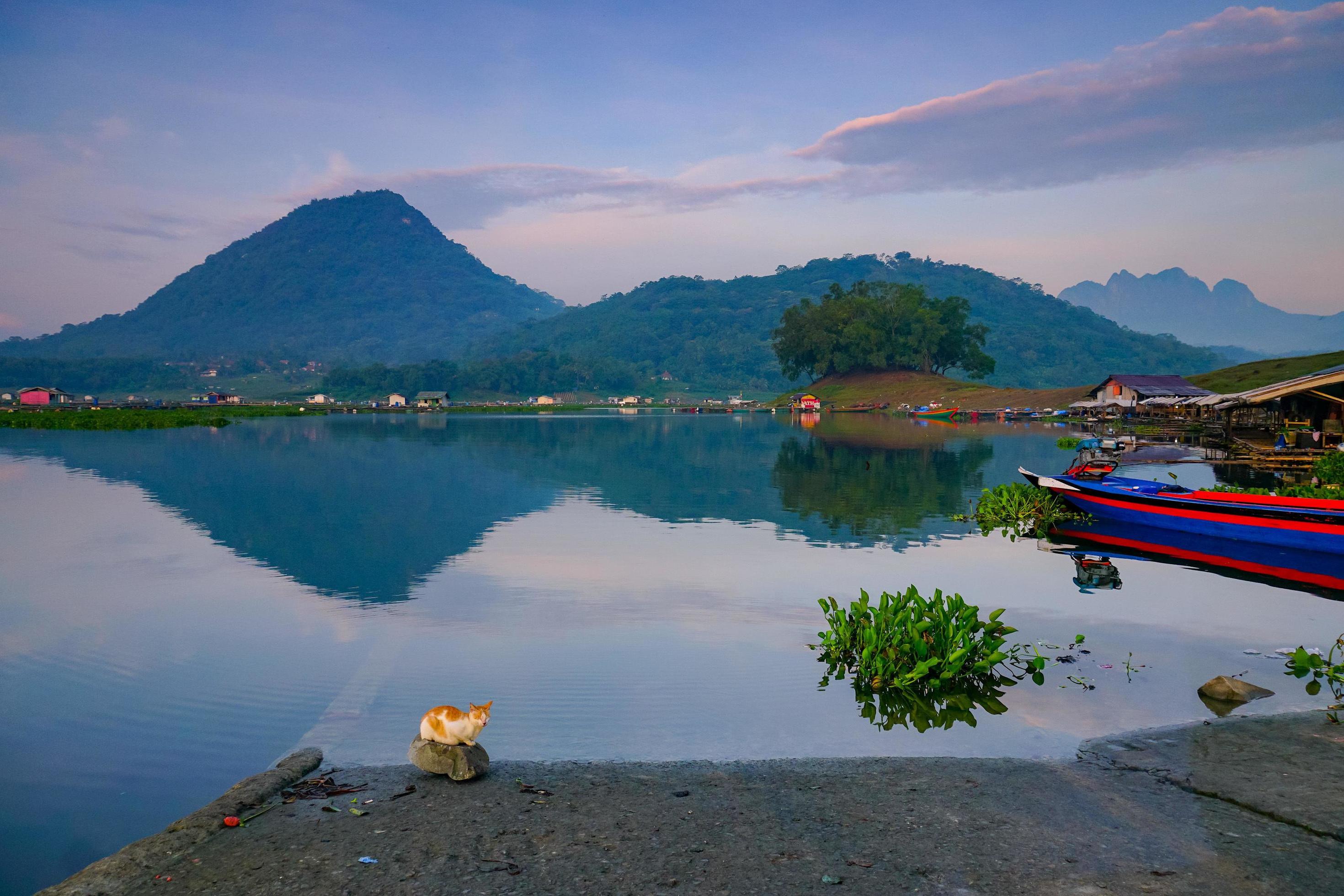 Beautiful landscapes with mountain and reflection on the lakes. Perfect for wallpaper or natural background. Moody calm morning. Free photo Stock Free