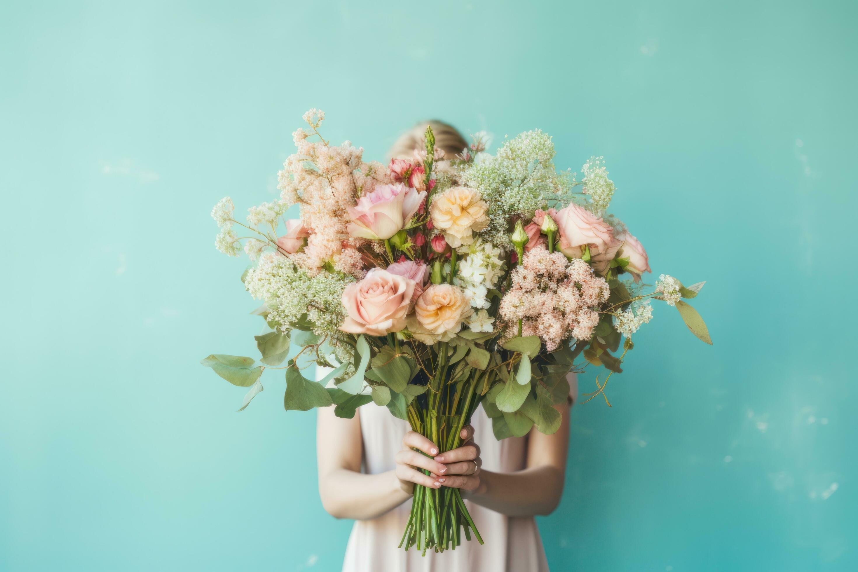 Woman holding flower bouquet Stock Free