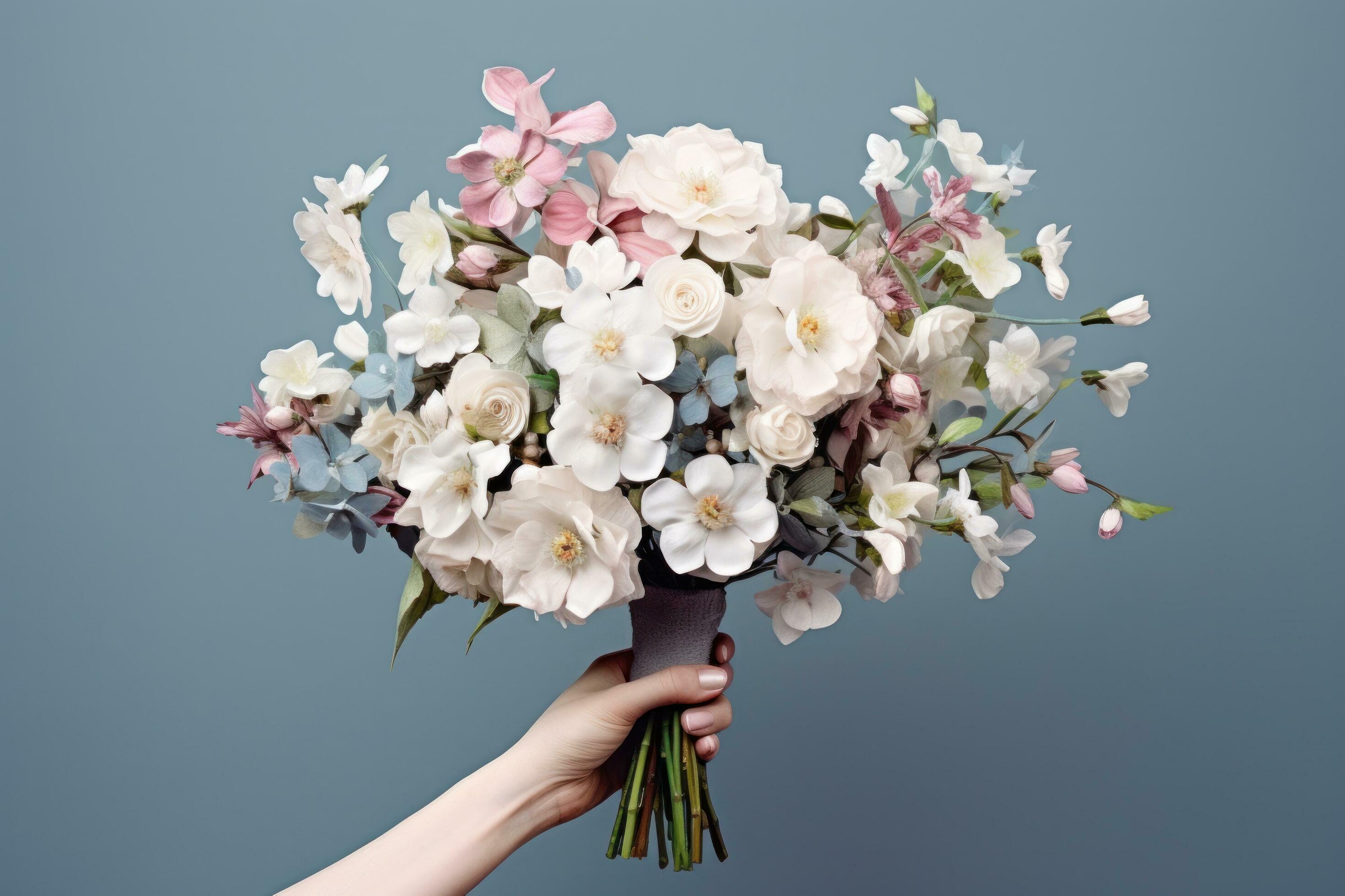 Woman holding flower bouquet Stock Free