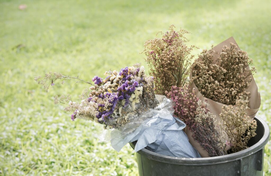 dry flower bouquet in bin, broken heart Stock Free