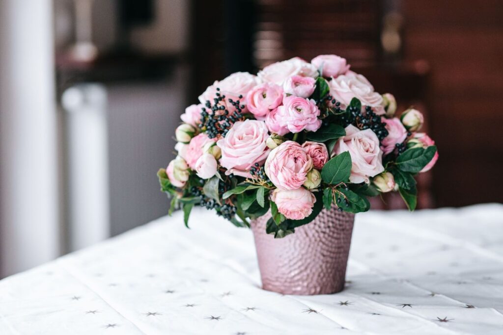 Pink roses in pot Stock Free