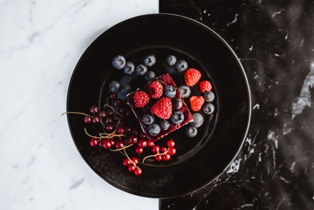 Cheesecake with blueberries and raspberries Stock Free