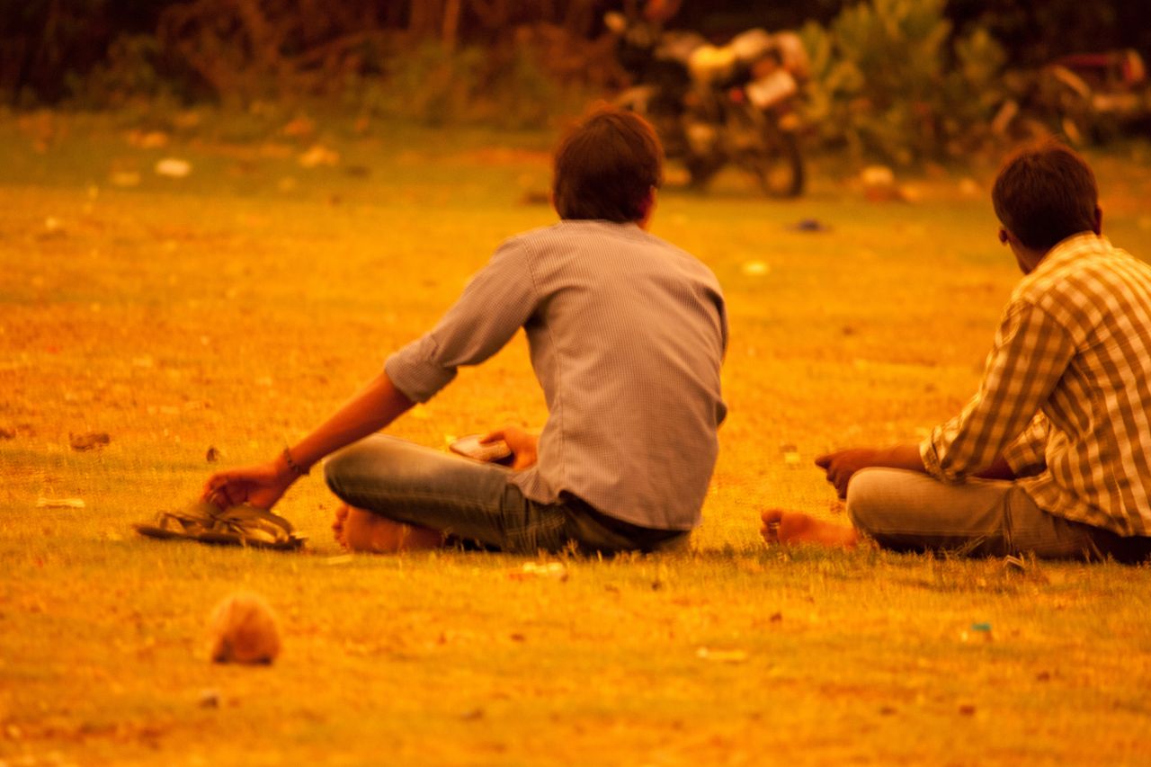 Friends Sitting Talking Stock Free