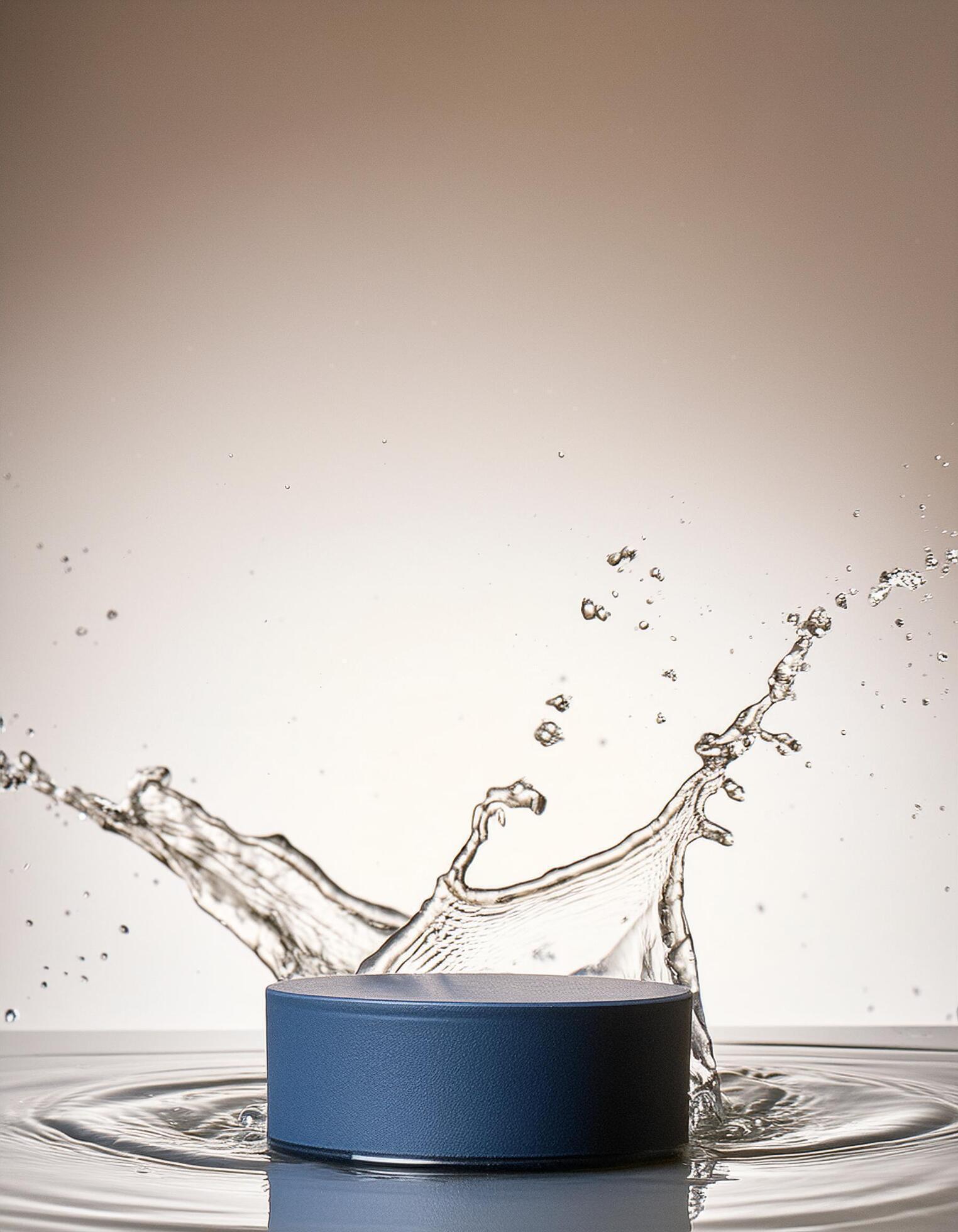 empty blue podium mockup with water splash on a gradient background for product display Stock Free