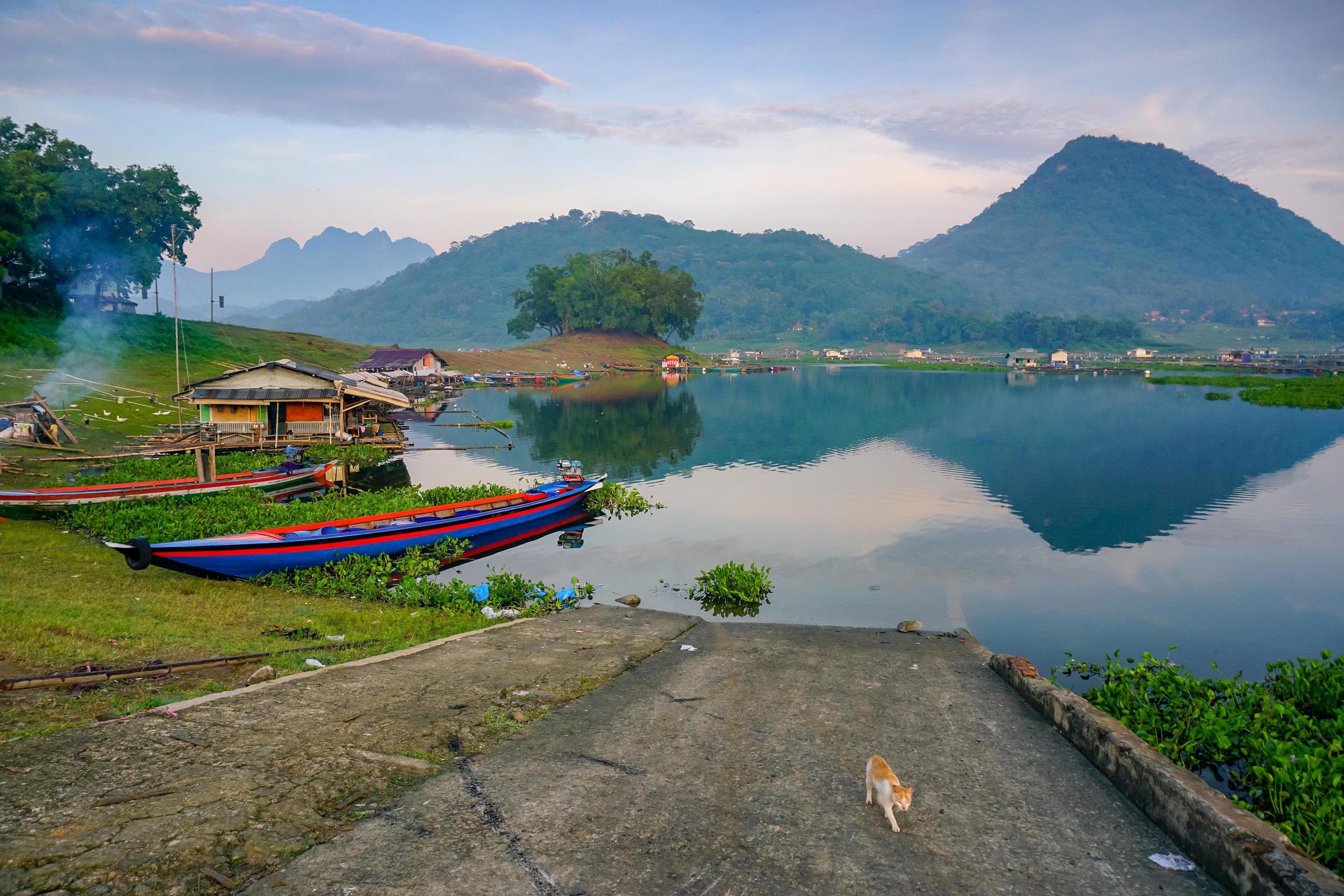 Beautiful landscapes with mountain and reflection on the lakes. Perfect for wallpaper or natural background. Moody calm morning. Free photo Stock Free