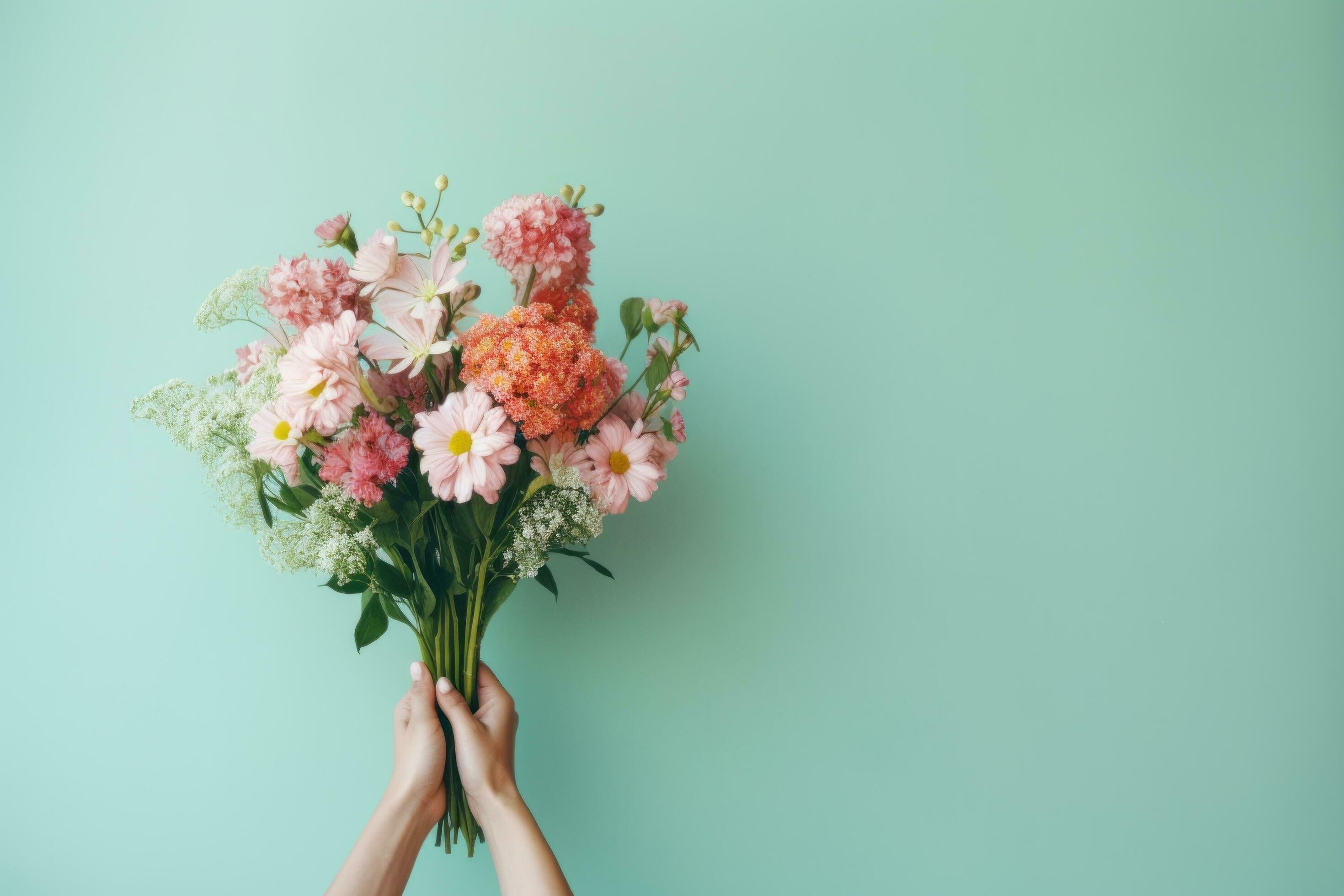 Woman holding flower bouquet Stock Free