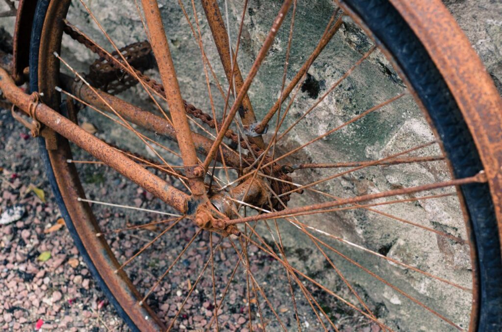 Rusty bicycle wheel Stock Free