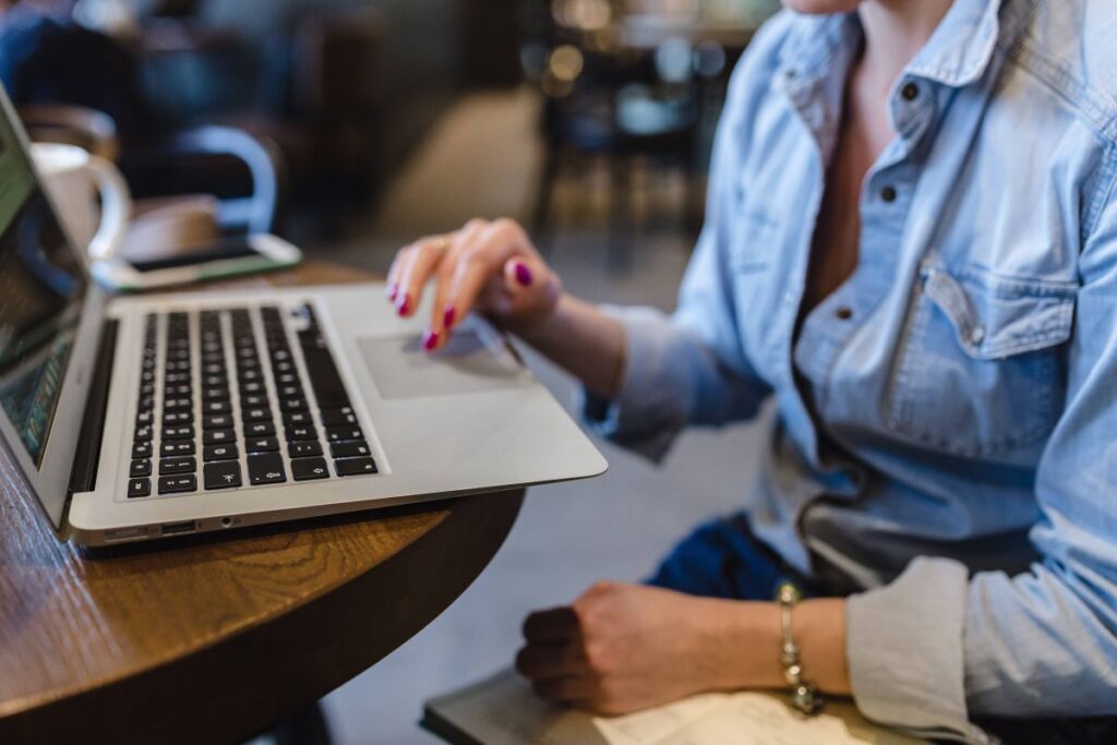 Woman working on a computer Stock Free