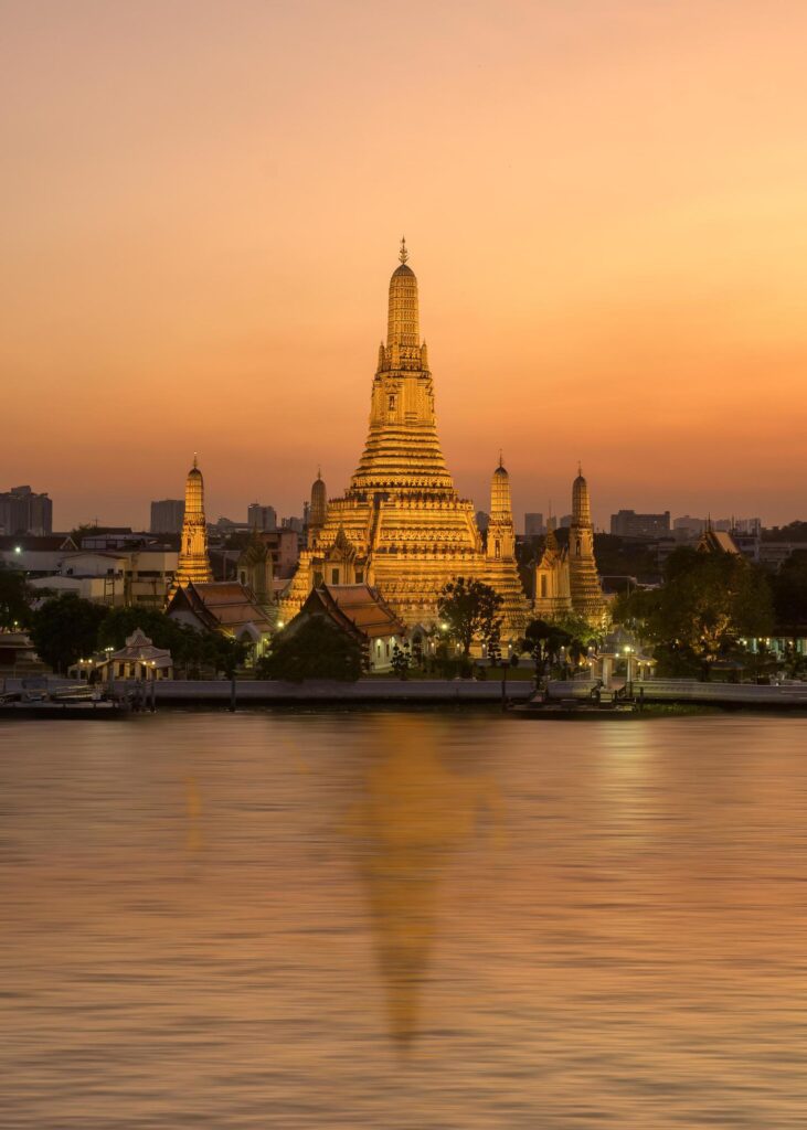 Beautiful view of Wat Arun Temple at sunset in Bangkok, Thailand Stock Free