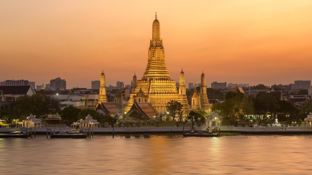 Beautiful view of Wat Arun Temple at sunset in Bangkok, Thailand Stock Free