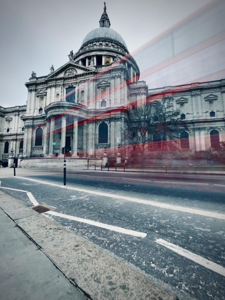 Blurred double decker near St. Paul’s Cathedral Stock Free