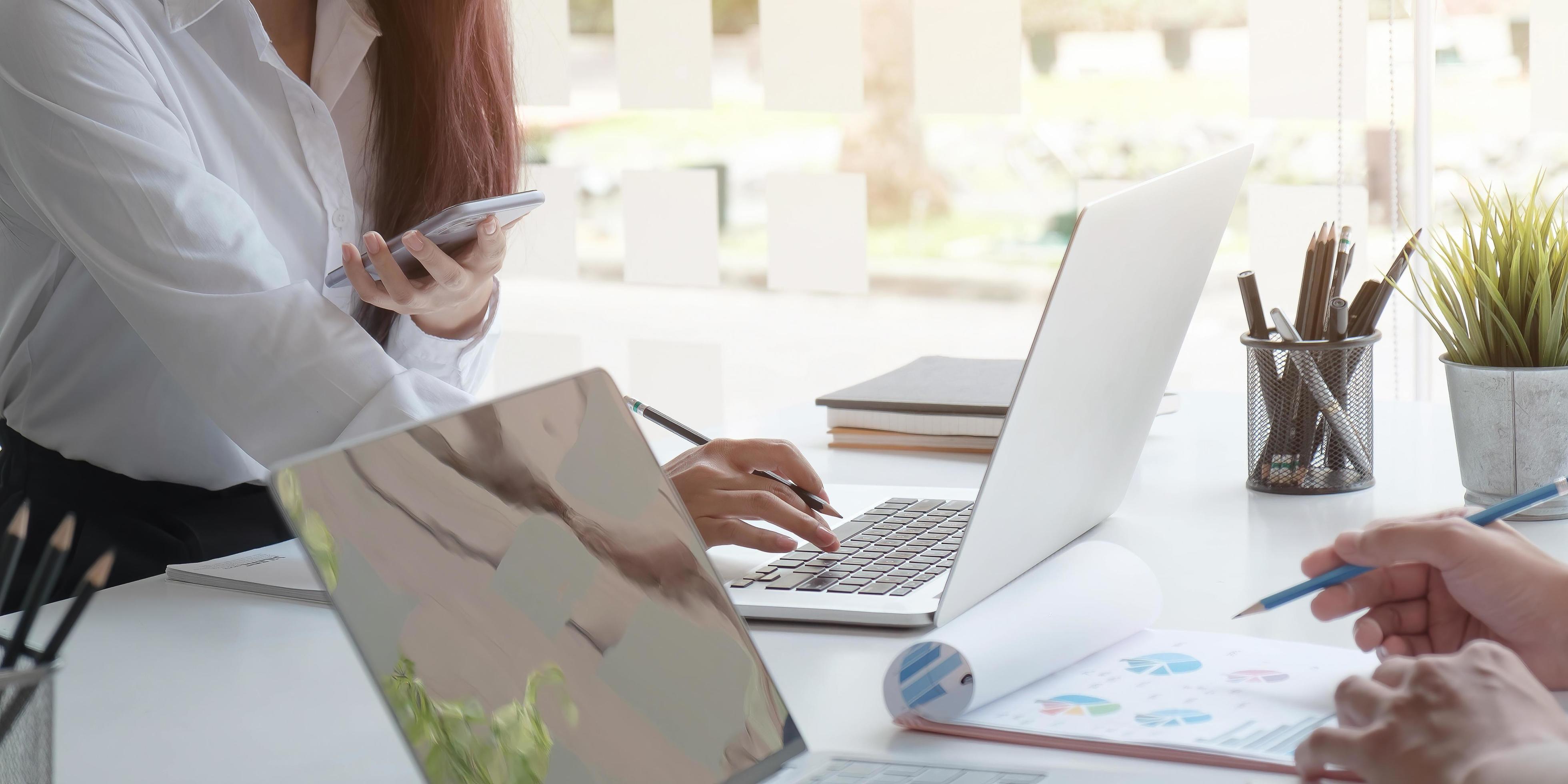 Woman on her phone and laptop Stock Free