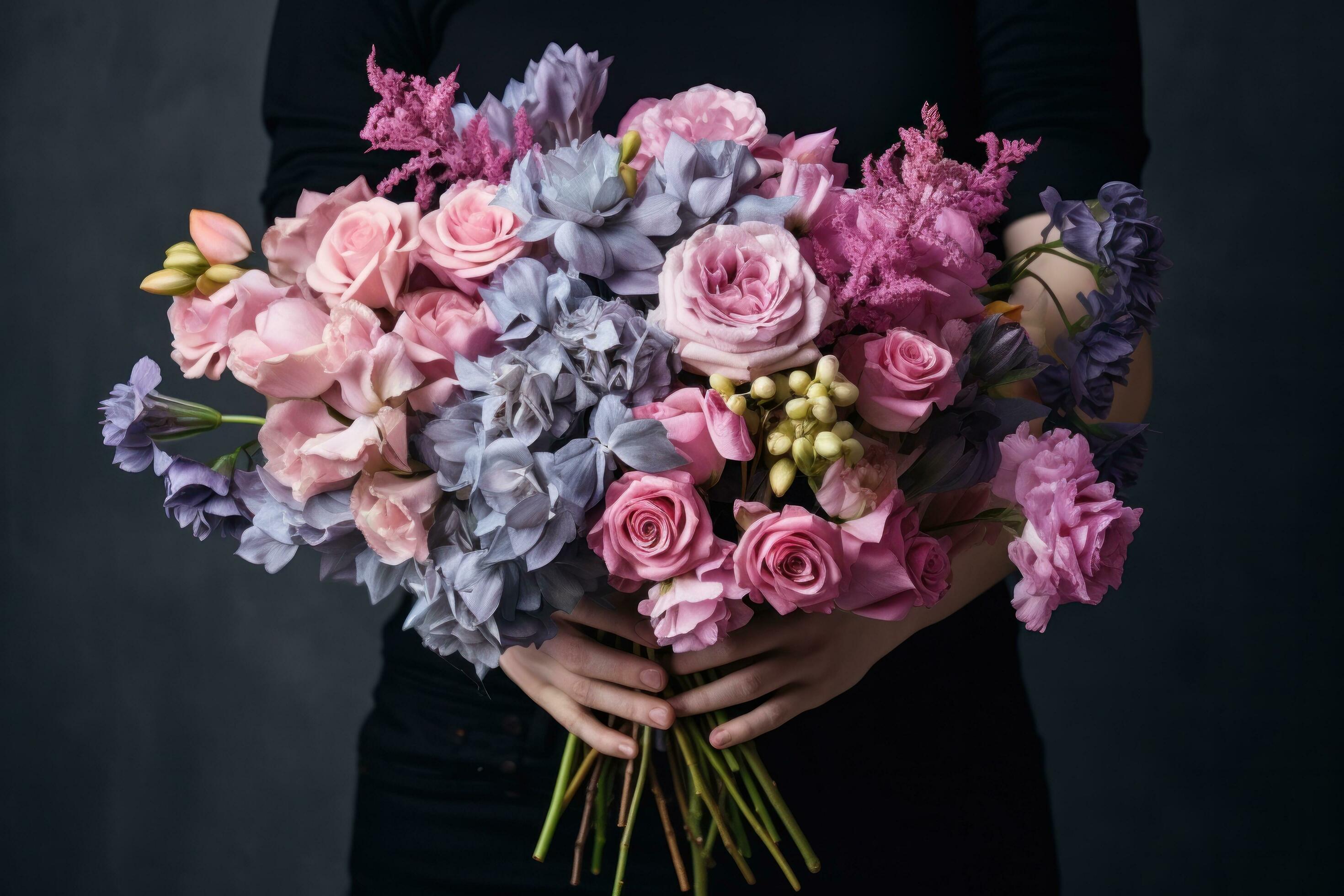 Woman holding flower bouquet Stock Free