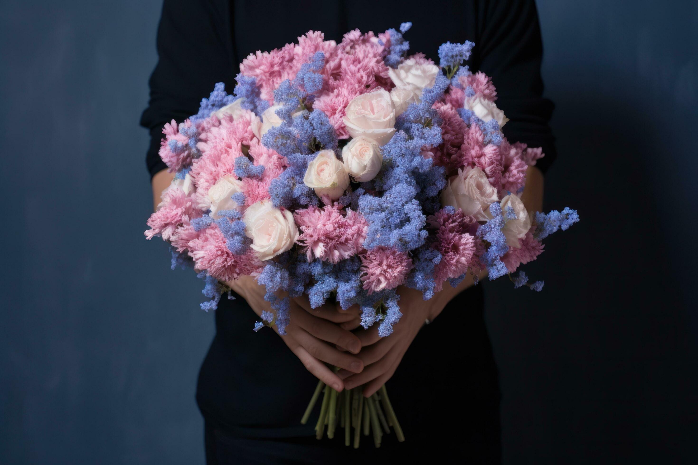 Woman holding flower bouquet Stock Free