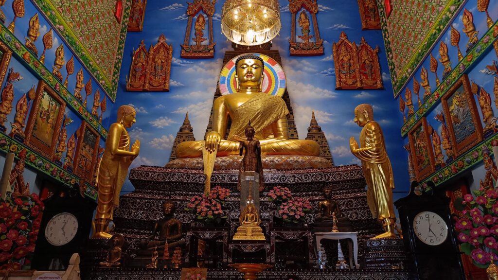 Temple thailand gold buddha wat bua khwan in nontraburi Stock Free