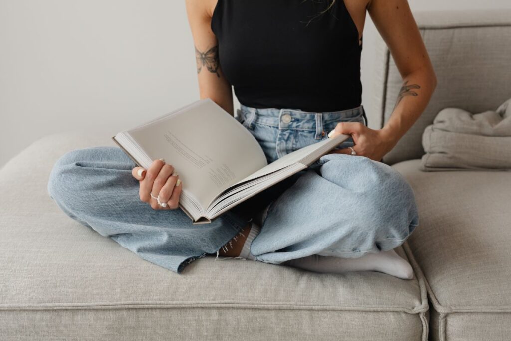 Woman in light-colored jeans with books Stock Free