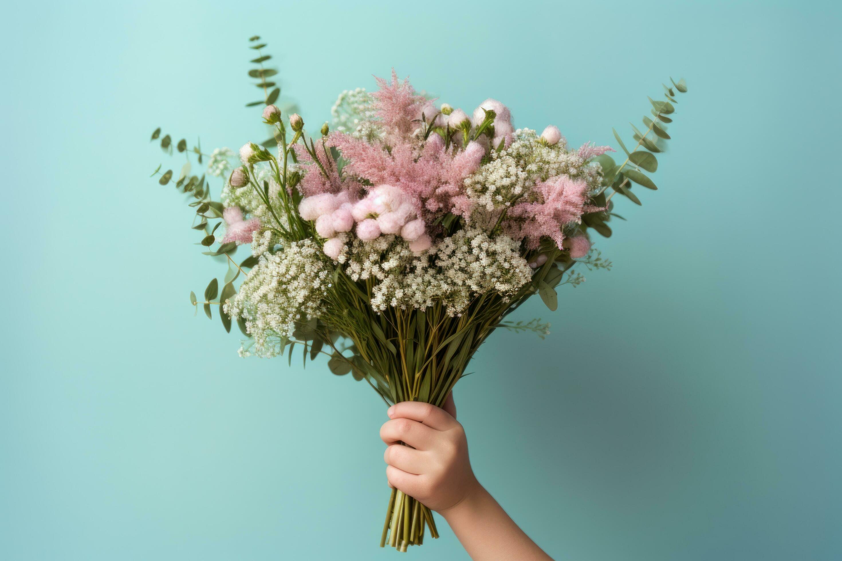 Woman holding flower bouquet Stock Free