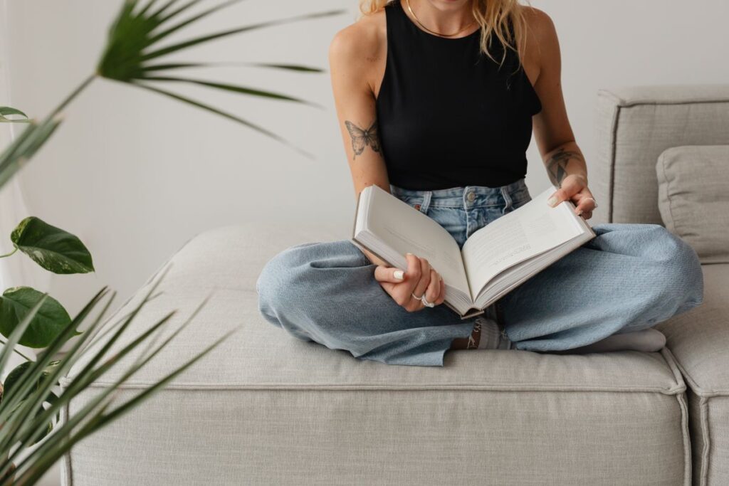 Woman in light-colored jeans with books Stock Free