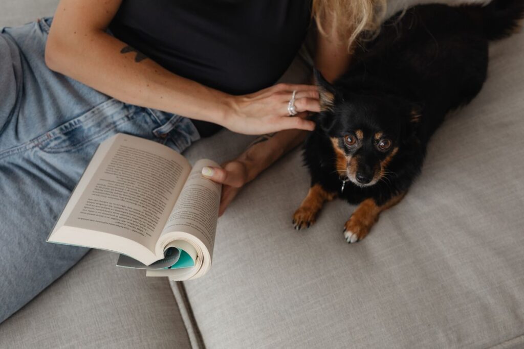 Woman in light-colored jeans with books Stock Free