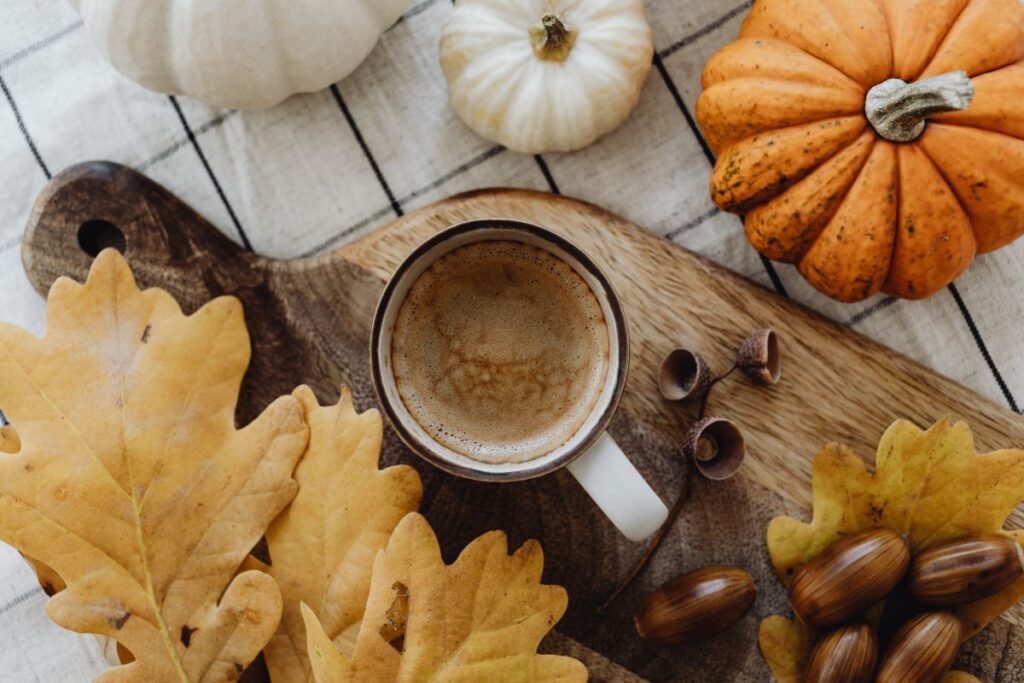 Autumn coffee – pumpkins – acorns – oak leaves Stock Free