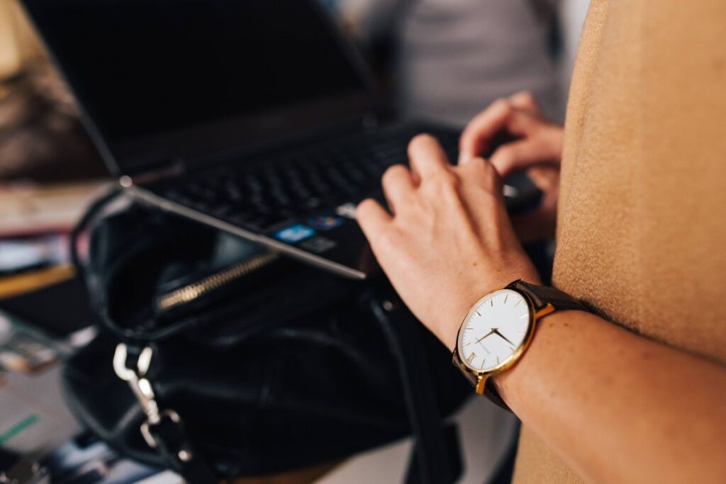 Woman working on a computer Stock Free