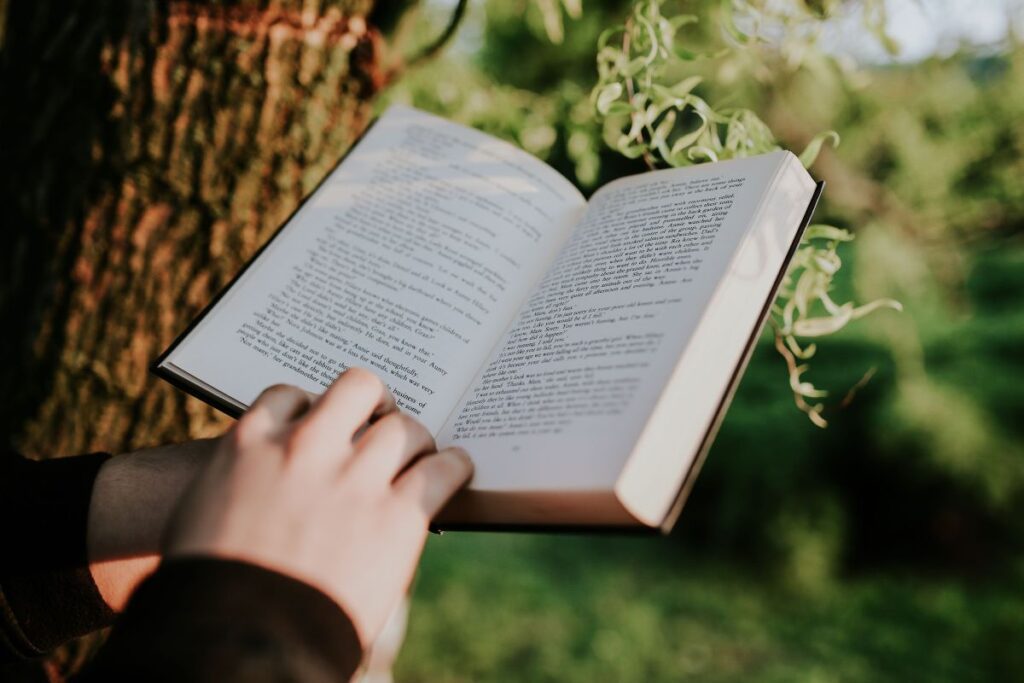 Man reading a book outdoors Stock Free