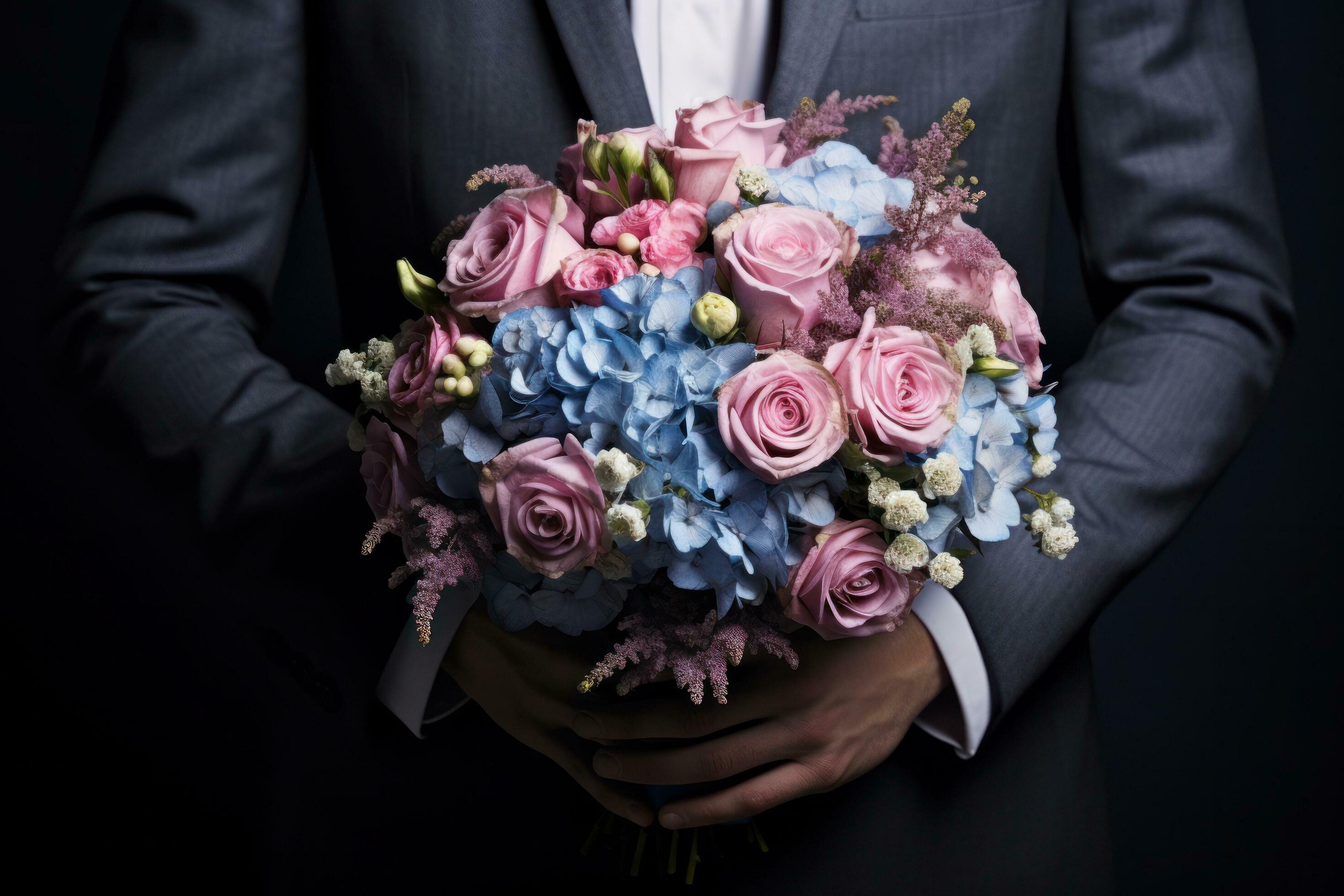 Woman holding flower bouquet Stock Free