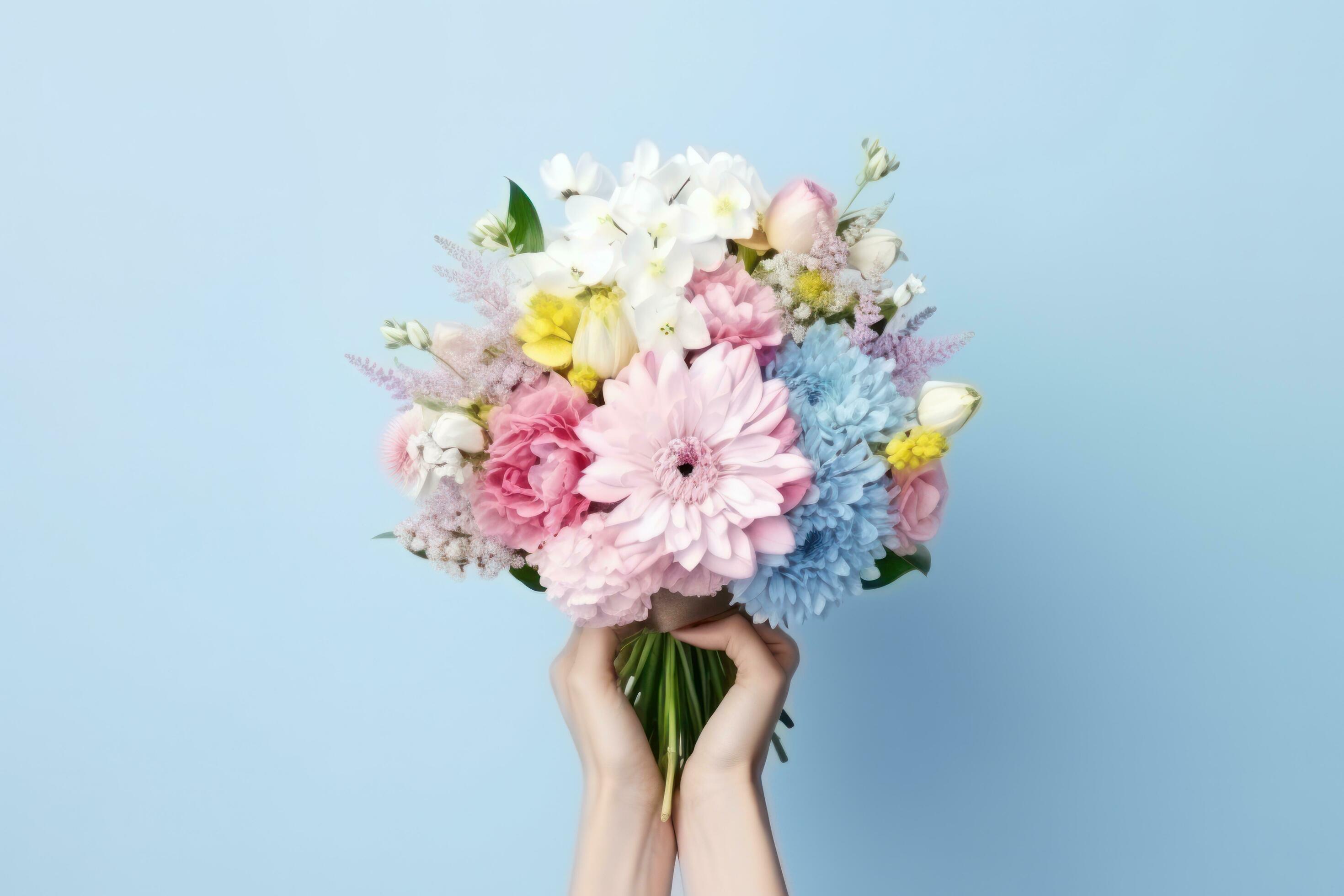 Woman holding flower bouquet Stock Free