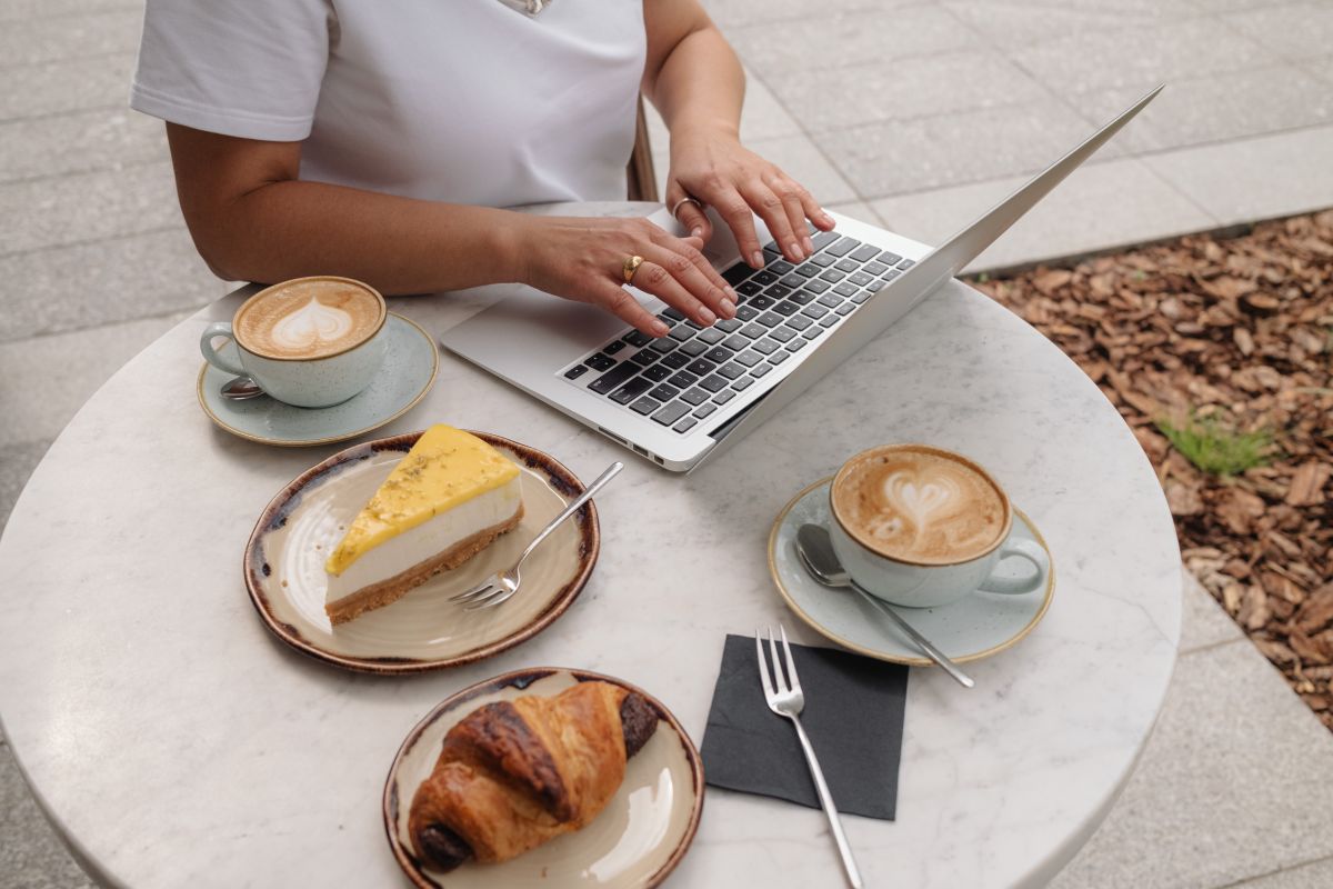 Coffee Shop Aesthetic: Neutral Tones and Chic Work Vibes – Cafe Stock Photos Stock Free