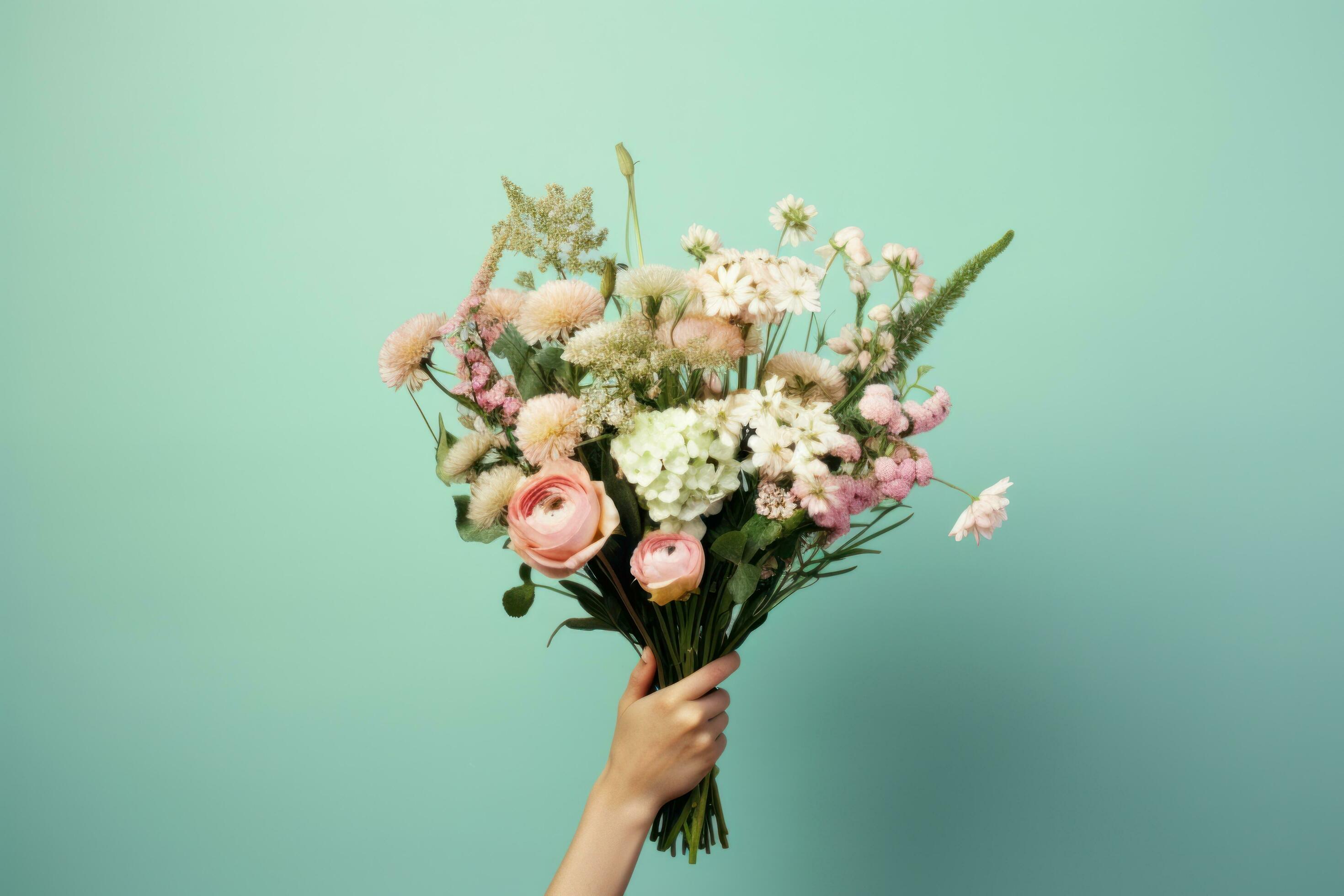 Woman holding flower bouquet Stock Free