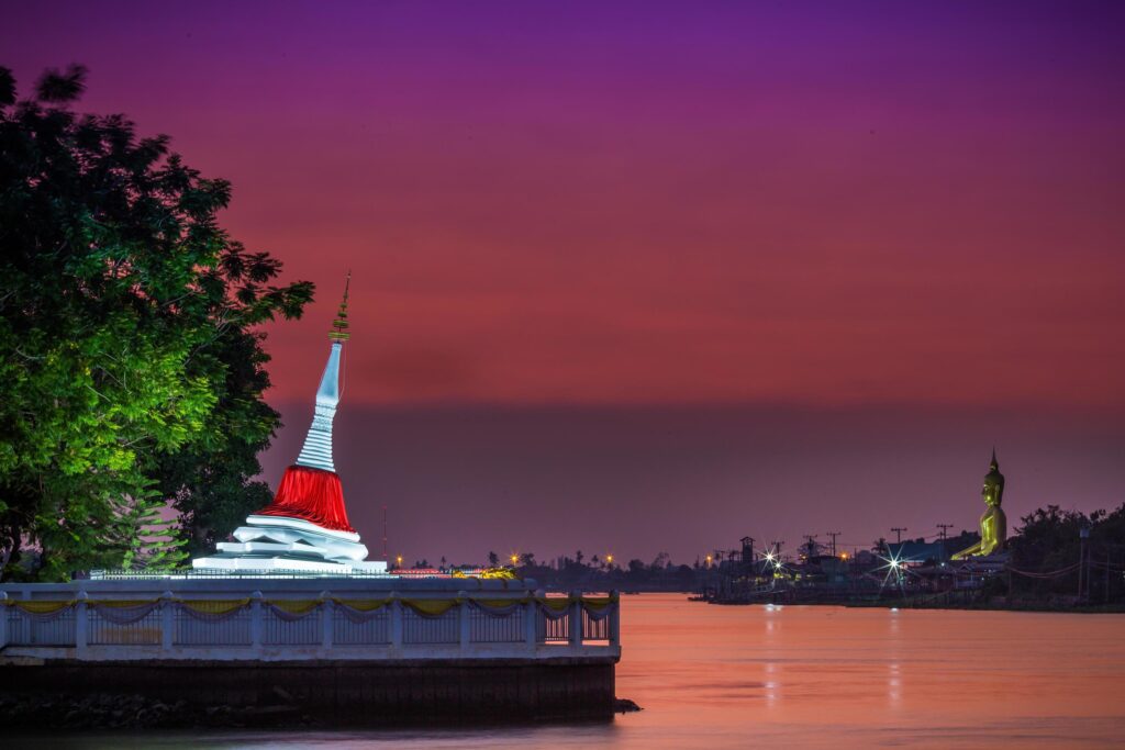 Pagoda at the edge of the Chao Phraya River Wat Phramaiyikawat. Stock Free