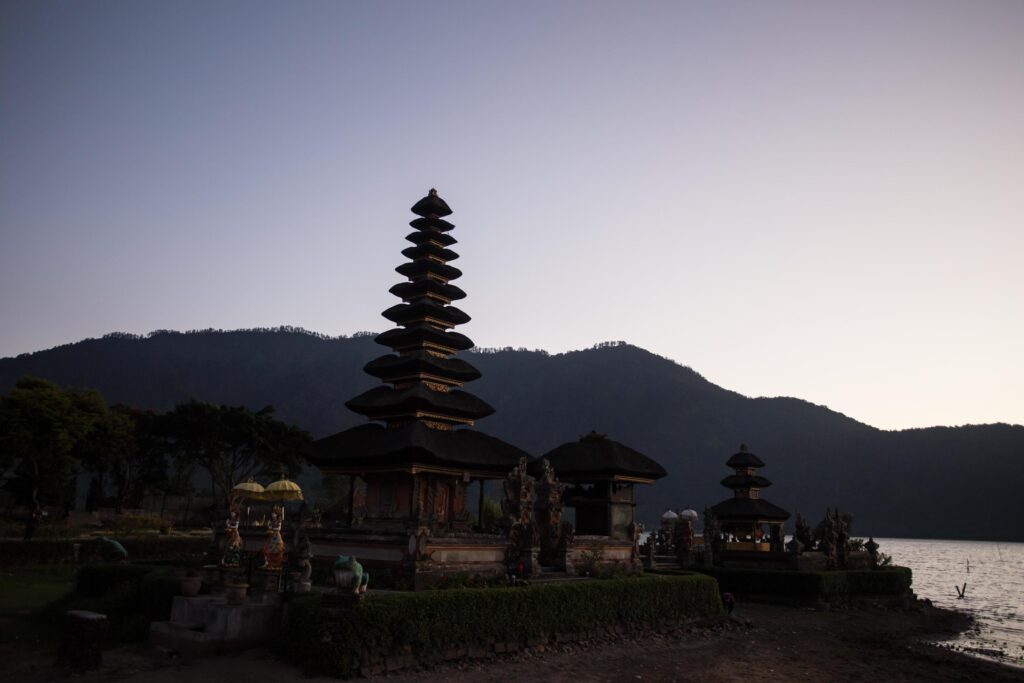 Pura Ulun Danu temple silhouette Stock Free