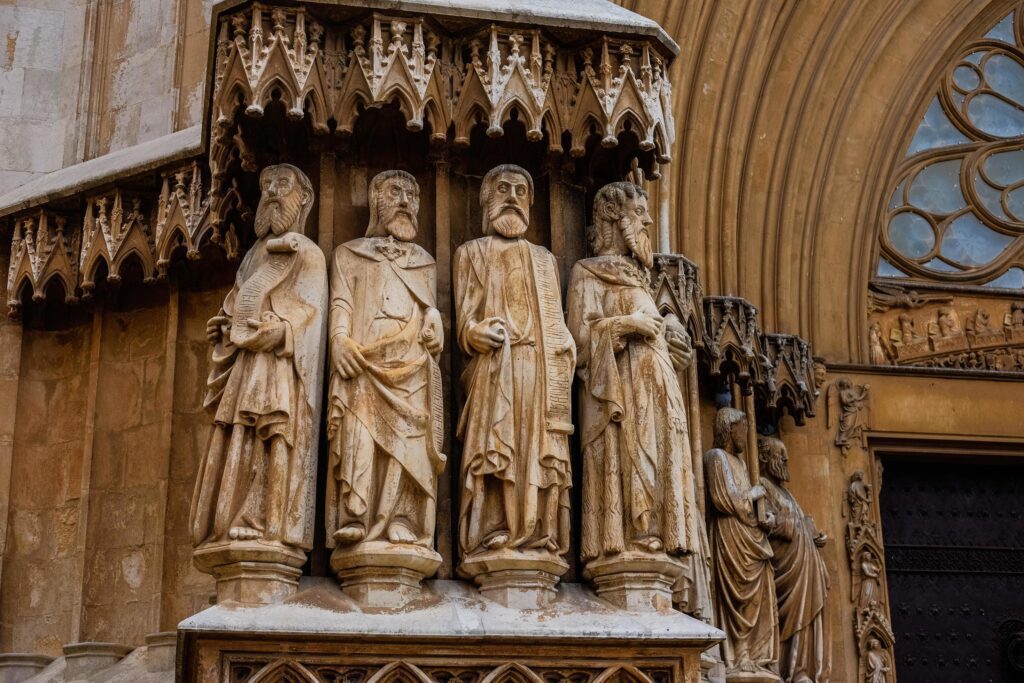 Statues of people at the Cathedral in Tarragona Stock Free