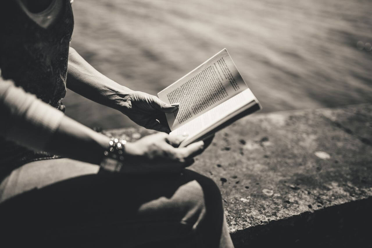 B&W Woman Reading Book in Park Stock Free