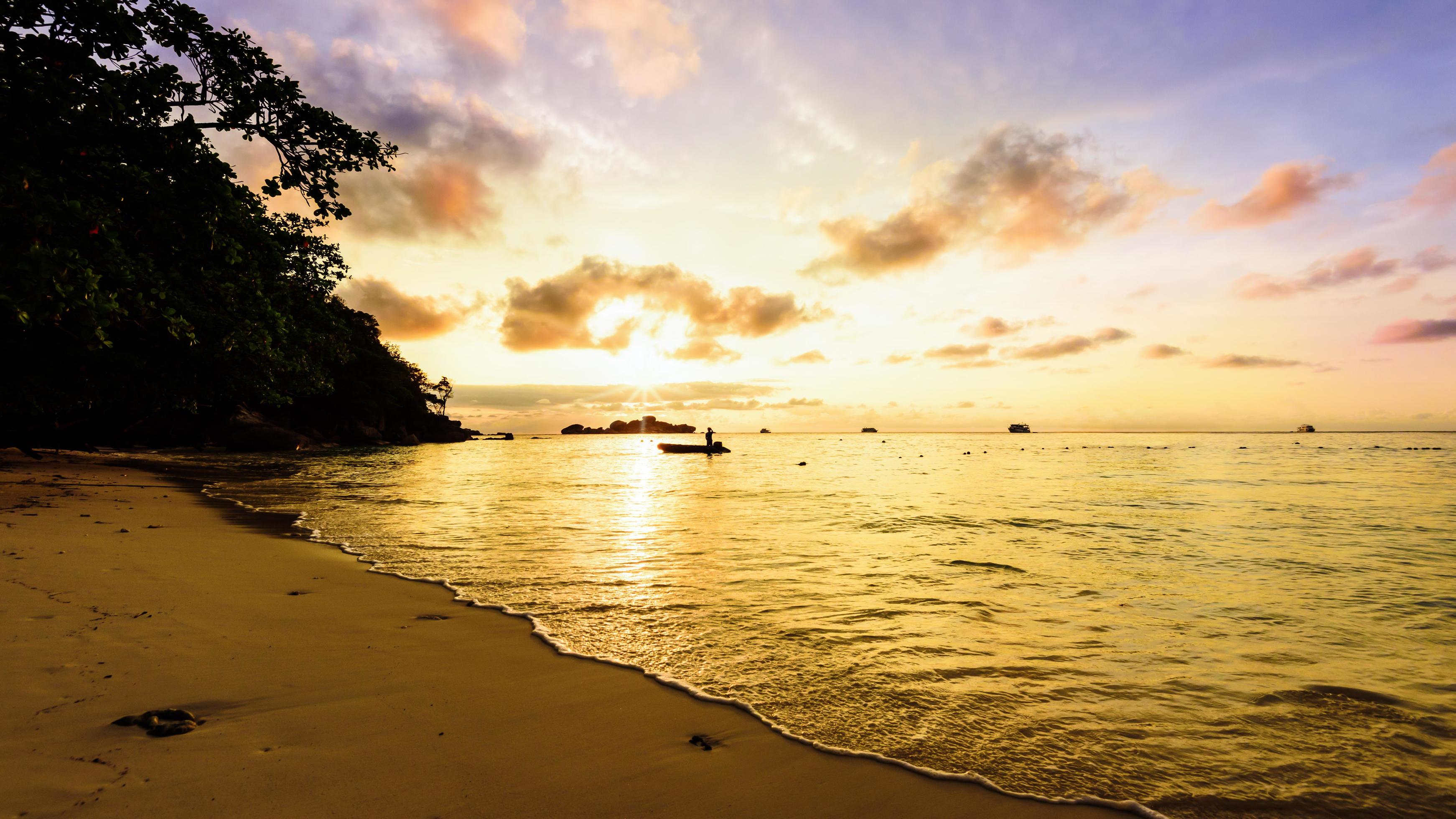 Golden light on sky over the sea Stock Free