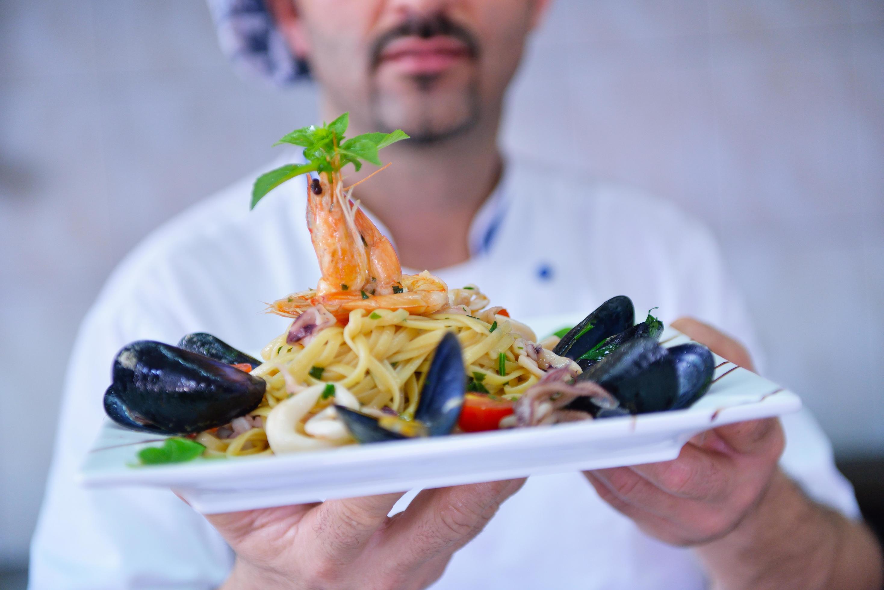 Chef preparing food Stock Free