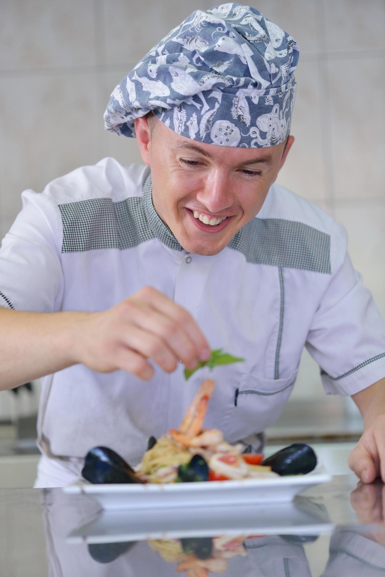 chef preparing food Stock Free