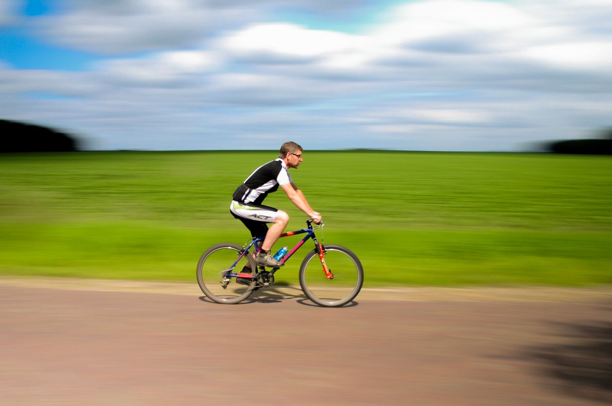 Cyclist on the move Stock Free