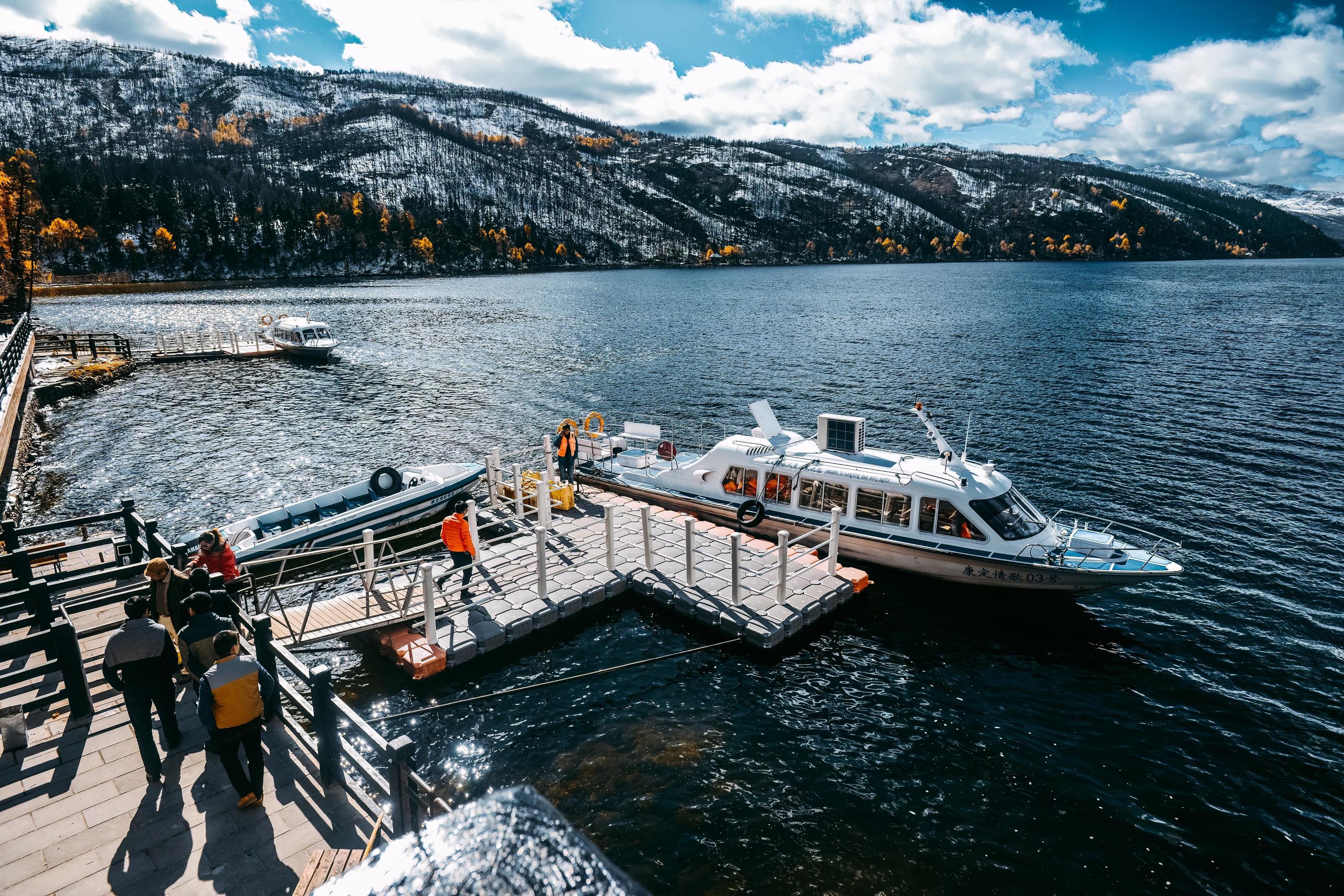 Yachts on the lake in the mountainous Stock Free