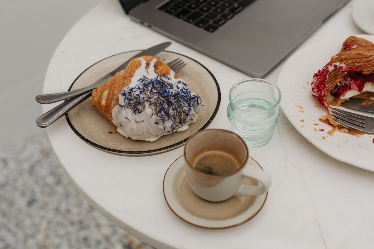 Morning Meetings – Working in Coffeehouse with Coffee and Croissants – High-Quality Stock Images Stock Free