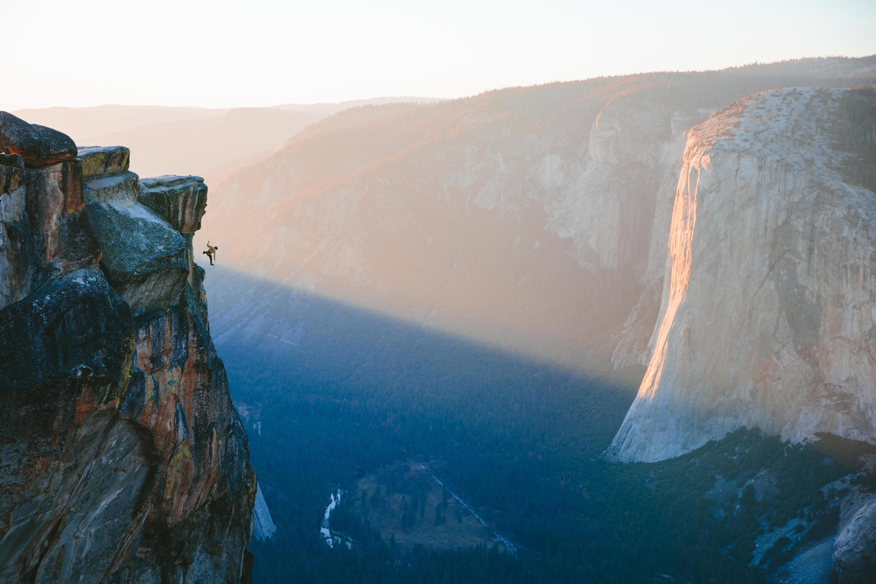 Man hanging from Taft Point Stock Free