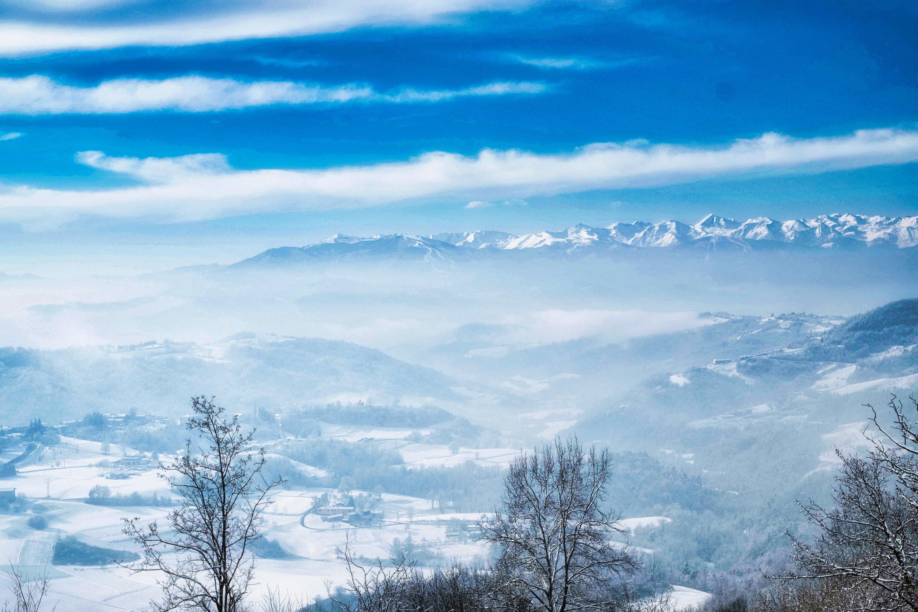 landscapes of the Piedmontese Langhe under the white snow, in the winter of 2022 Stock Free