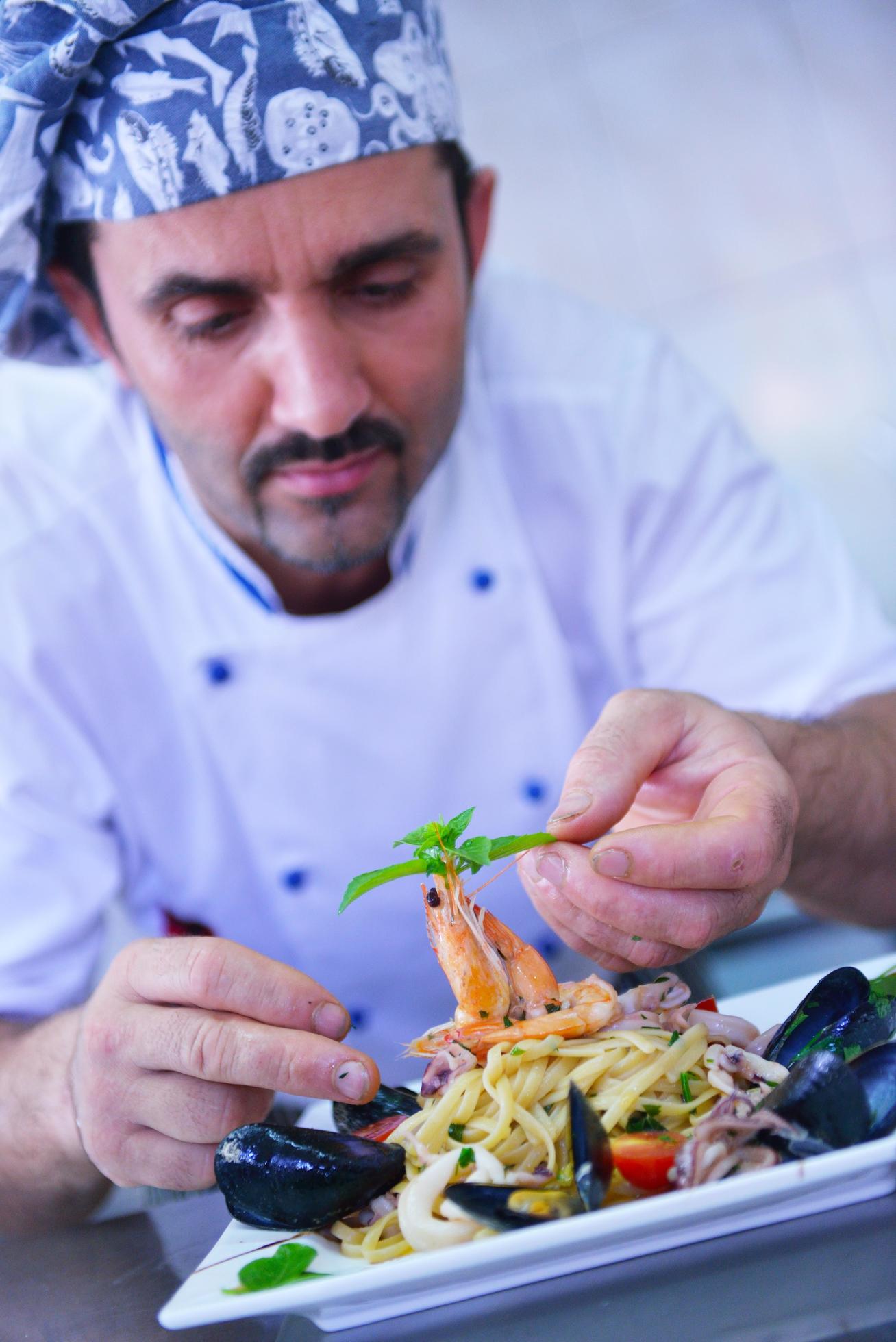 Chef preparing food Stock Free