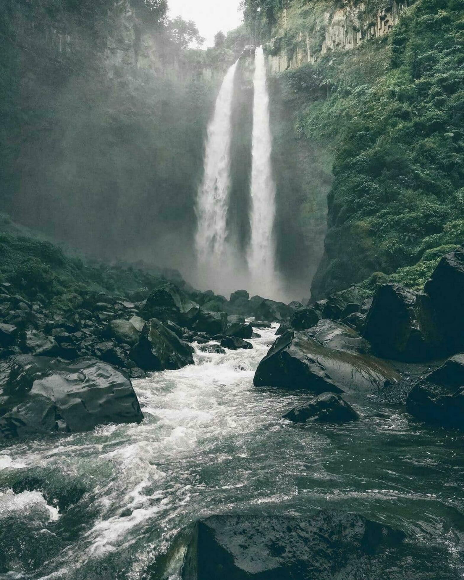 Majestic Waterfall Cascading in Nature’s Power Captivating beauty nature’s power in an untouched, scenic water feature. Stock Free